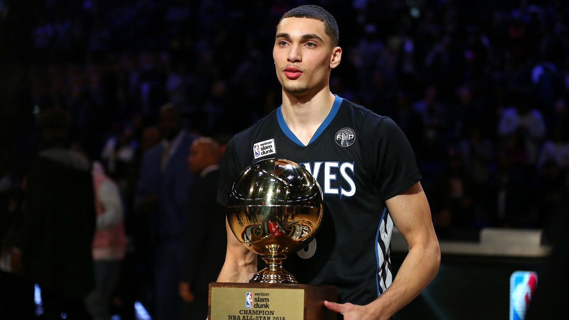 莫兰特关键战不手软，新疆队火力压制黄蜂—这场跨联赛对决，我看懂了什么叫东方神秘力量